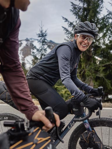 Un hombre con un forro polar azul montado en bici