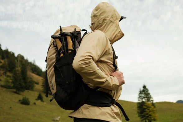 Toma de&nbsp;tres mochilas de&nbsp;senderismo sobre un&nbsp;suelo&nbsp;rocoso