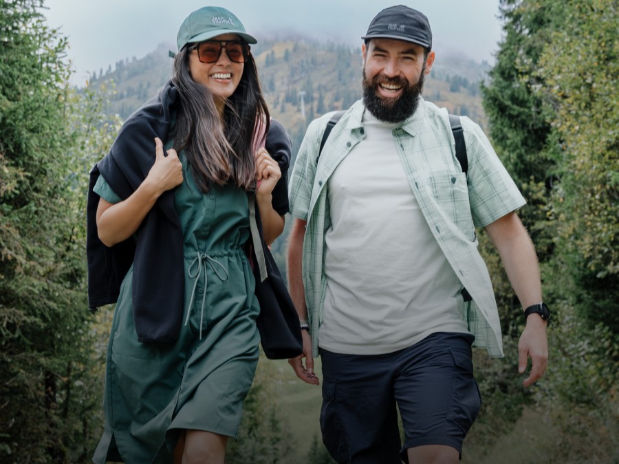 Tres jóvenes adultos con ropa outdoor deportiva en un&nbsp;paisaje&nbsp;montañoso