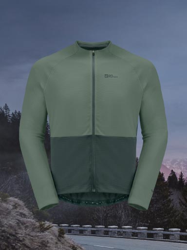 Una persona guardando el móvil en los pantalones de ciclista