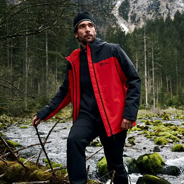 Un hombre con una chaqueta en un bosque