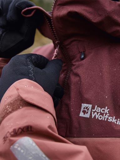 Pantalones de agua para ciclistas delante de un paisaje natural