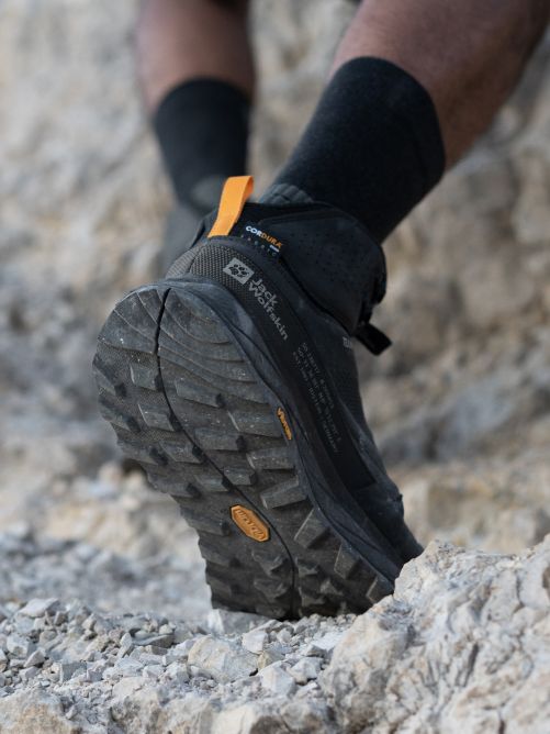 Detalle de una suela de zapato por atrás