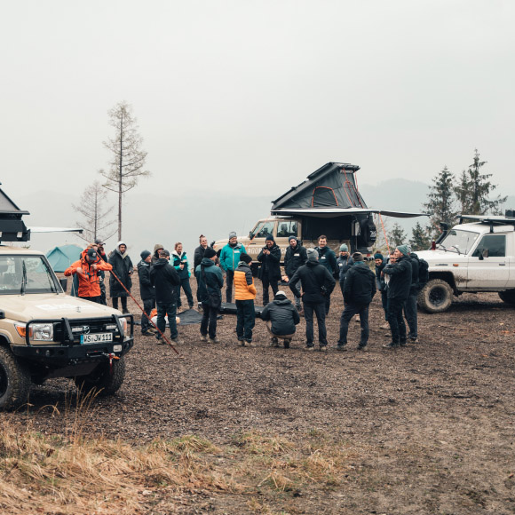 Jeep fährt kleinen Hügel hoch