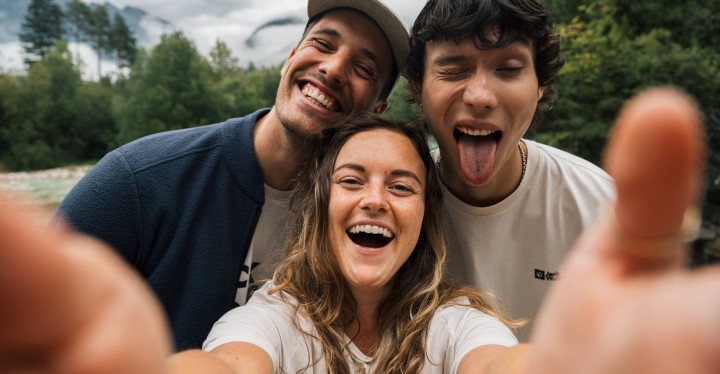 Selfi de tres personas riéndose