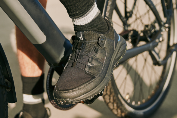 Un zapato de hombre sobre un pedal de bicicleta