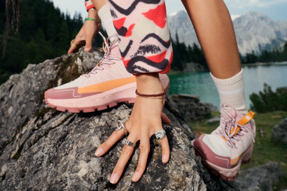 Toma de&nbsp;tres mochilas de&nbsp;senderismo sobre un&nbsp;suelo&nbsp;rocoso