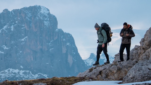 Un excursionista descansado en la cima