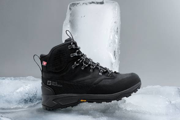 Barco negro de invierno sobre suelo helado