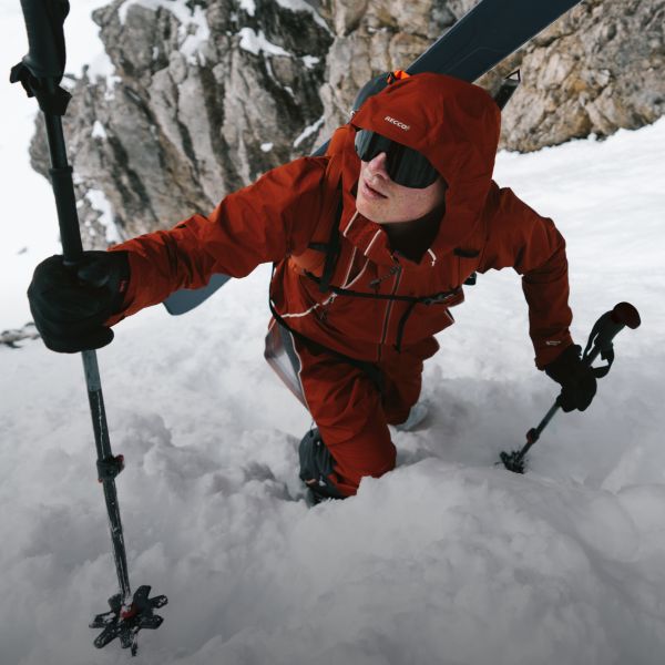 Mujer esquiando con una mochila RECCO®