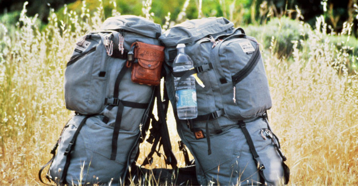 Una fotografía antigua con dos mochilas de Jack Wolfskin