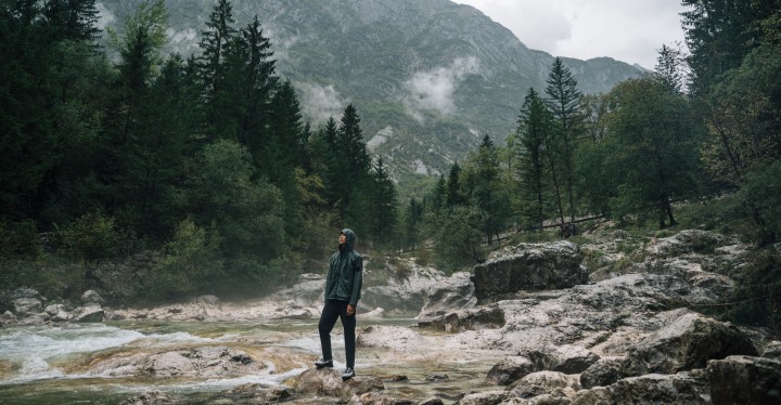 Un hombre en ropa para actividades al aire libre en un paisaje montañoso con niebla