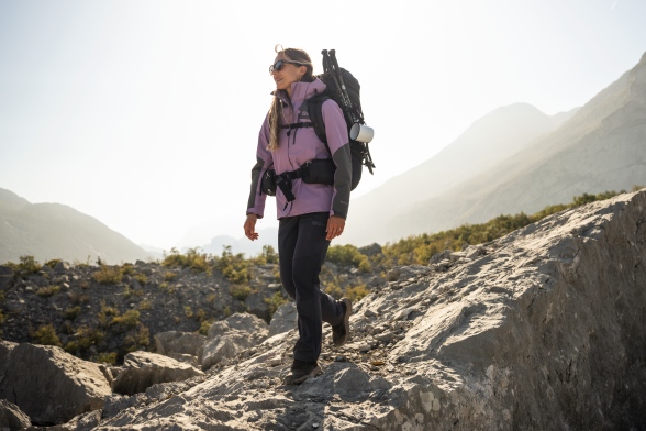 Una mujer en ropa de trekking primaveral en las montañas