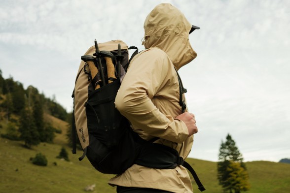 Toma de&nbsp;tres mochilas de&nbsp;senderismo sobre un&nbsp;suelo&nbsp;rocoso