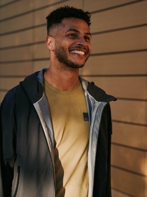 Un hombre sonriente con una chaqueta negra