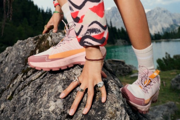 Toma de&nbsp;tres mochilas de&nbsp;senderismo sobre un&nbsp;suelo&nbsp;rocoso