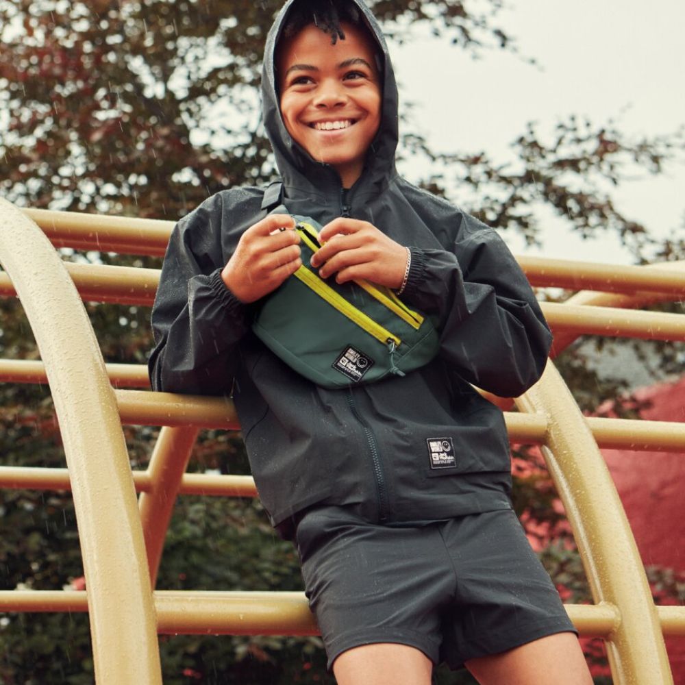 Un niño sonriente en un parque