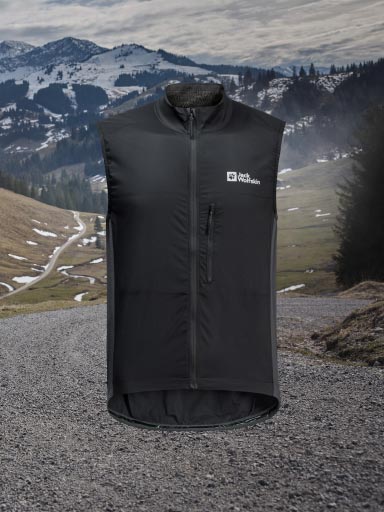 Un chaleco outdoor para mujeres delante de un paisaje natural