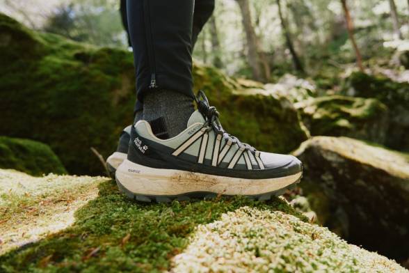 Toma de tres mochilas de senderismo sobre un suelo rocoso