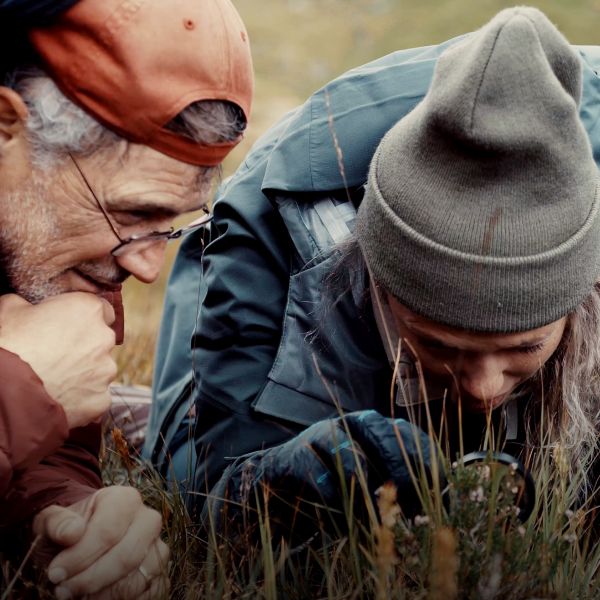 Padre e hija con lupa