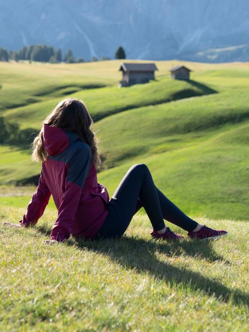 Una mujer sentada relajada en la hierba