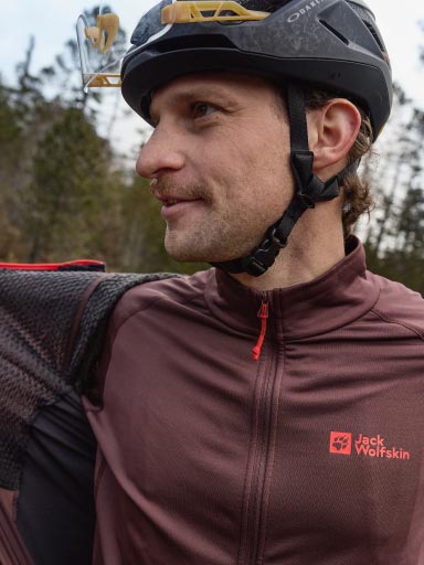 Forro polar para mujeres delante de un paisaje natural