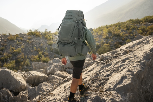 Foto de espalda de un senderista con mochila de trekking