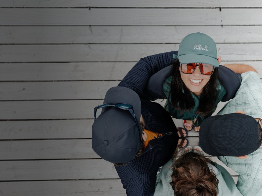 Dos trineos con dos personas cada uno&nbsp;bajan por una&nbsp;pista nevada.&nbsp;Las personas ríen y llevan ropa de&nbsp;invierno, gorros y gafas de&nbsp;sol; al fondo se ven montañas cubiertas de&nbsp;nieve.