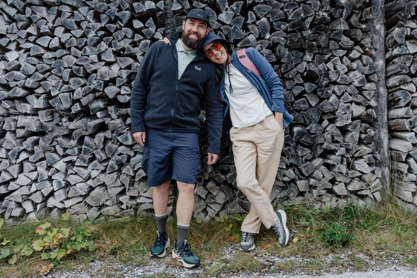 Una chica joven con ropa de&nbsp;senderismo deportiva sentada en una&nbsp;roca en la&nbsp;oscuridad
