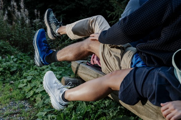 Primer plano de&nbsp;una persona con botas de&nbsp;montaña corriendo sobre una&nbsp;roca