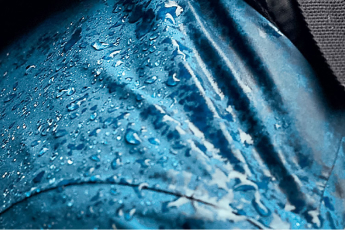 Lavar un chubasquero: Así lavas correctamente tu ropa impermeable